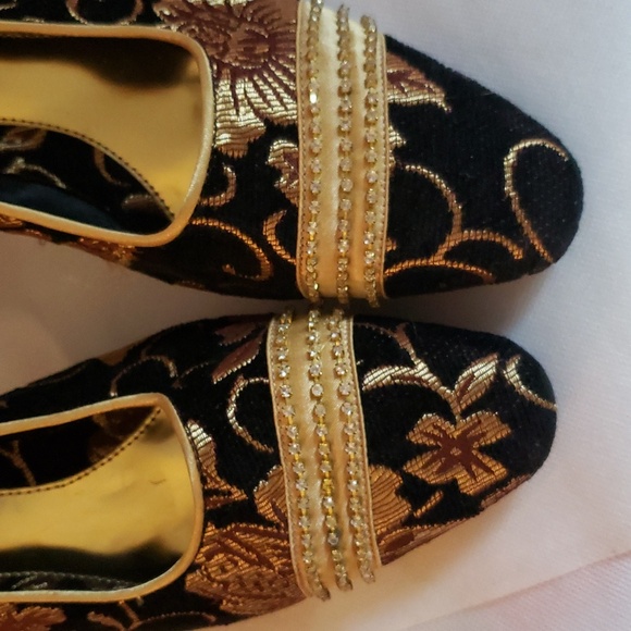 Elegant Black and Gold Heels - Picture 2 of 16